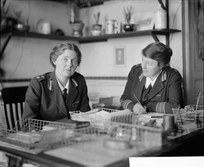 Dame Rachel Crowdy, a commandant of the VAD [Voluntary Aid Detachment] and her assistant Miss Monica Glazebrook in their office at the Hotel Christol, Boulogne, Schwarz-Weiß-Photographie, 1919, Photographin: Olive Edis; Bildquelle: © IWM (Q 7978), http://www.iwm.org.uk/collections/item/object/205194661, IWM Non Commercial Licence, http://www.iwm.org.uk/corporate/privacy-copyright/licence.