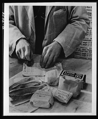 Food in England, Schwarz-Weiß-Fotografie, 1943, unbekannter Fotograf; Bildquelle: Library of Congress Prints & Photographs Division Washington, DC: http://www.loc.gov/pictures/item/oem2002008433/PP/.