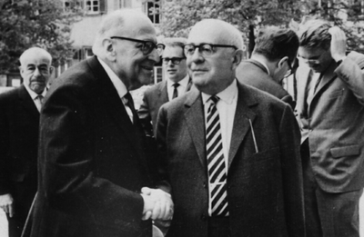 Jeremy J. Shapiro: Max Horkheimer und Theodor W. Adorno, Schwarz-Weiß-Fotografie, 1964; Bildquelle: Wikimedia Commons: https://commons.wikimedia.org/wiki/File:AdornoHorkheimerHabermasbyJeremyJShapiro2.png. Creative Commons Attribution-Share Alike 3.0 Unported.
