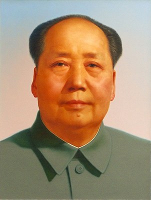 Portrait von Mao Zedong (1893-1976) am Tor des Himmlischen Friedens, unbekannter Künstler; Bildquelle: Wikimedia Commons: https://commons.wikimedia.org/wiki/File:Mao_Zedong_portrait.jpg. Creative Commons Attribution 2.0 Generic.