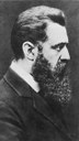 Portrait von Theodor Herzl (1860–1904), Schwarz-Weiß-Photographie, 1904, unbekannter Photograph; Bildquelle: Wikimedia Commons, http://commons.wikimedia.org/wiki/Image:Theodr-Herzl-1904.jpg, gemeinfrei.
