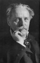 Erwin Raupp (1863–1931): Karl May (1842–1912),Schwarz-weiß-Photographie, 1907; Bildquelle: Wikimedia Commons, http://commons.wikimedia.org/wiki/File:KarlMay_Raupp.jpg?uselang=de. Creative Commons Attribution ShareAlike 3.0 Germany.